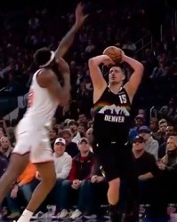 开云体育官网-太小瞧我臂展了！约基奇慢悠悠试图撤步三分 米切罗飞身大帽扇飞