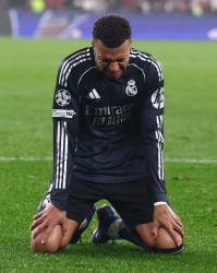 开云体育官网-阿斯：姆巴佩目前倾向保守治疗膝伤，球员需警惕卡卡的前车之鉴