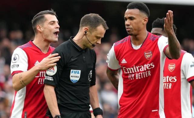 1641080719353052593.jpg Referee.Stuart.Attwell.is_.surrounded.by_.Arsenal.players.after_.awarding.a.penalty.to_.Manchester.City_.during.the_.Premier.League.match_.at_.the_.Emirates.Stadium.London-1.jpg